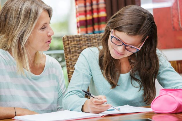 tutor helps student study effectively