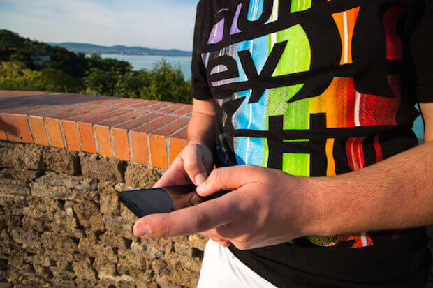 kids playing Pokémon Go