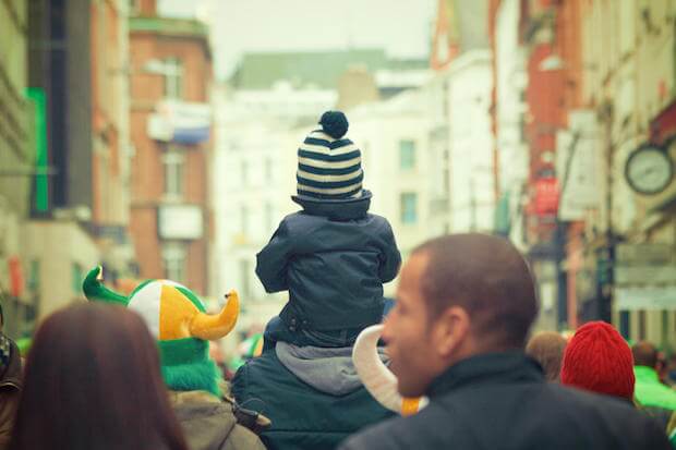 raise-kids-suburb-vs-city-featured-image-kid-on-shoulders