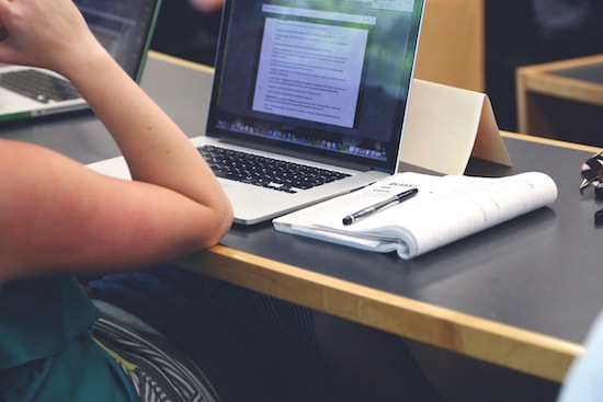 enseñar a los niños a debatir imagen destacada de un estudiante en el escritorio de la computadora estudiando