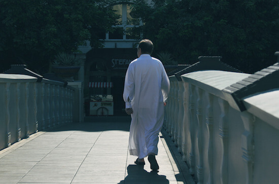 religious tolerance article featured image - man in middle eastern clothing